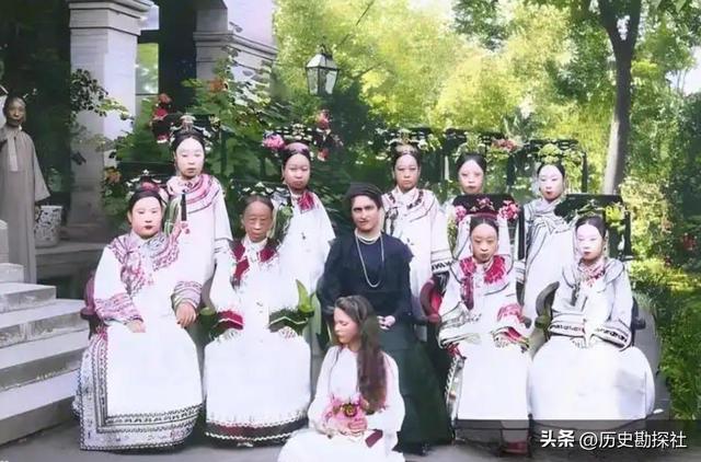 晚清老照片：女子躺洋人怀里抽大烟，男子带八位老婆逛街