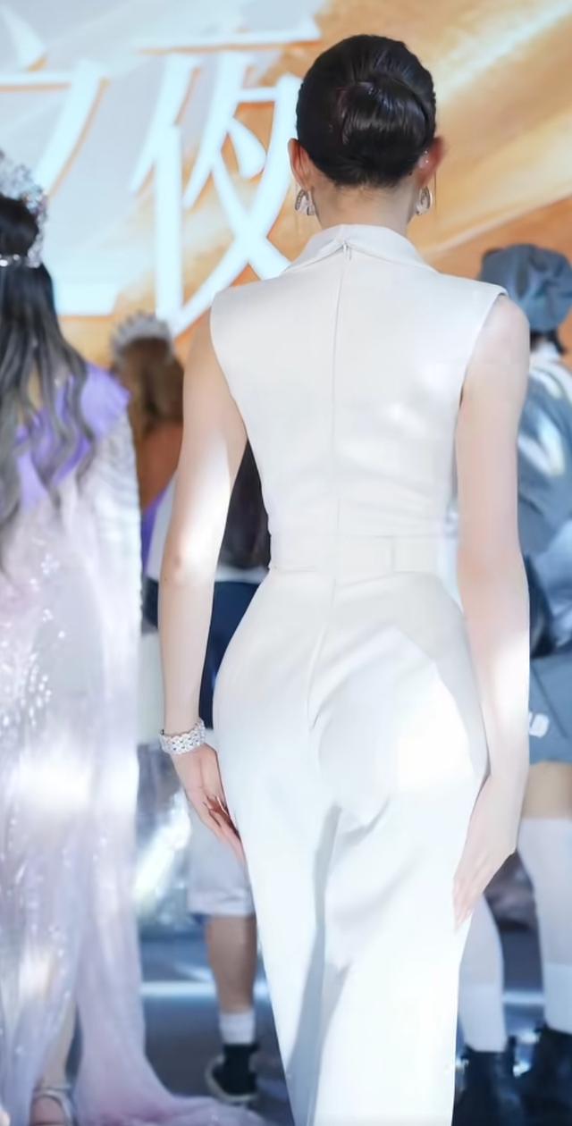 这个身材除了胸，就是腿，简直不要太好了