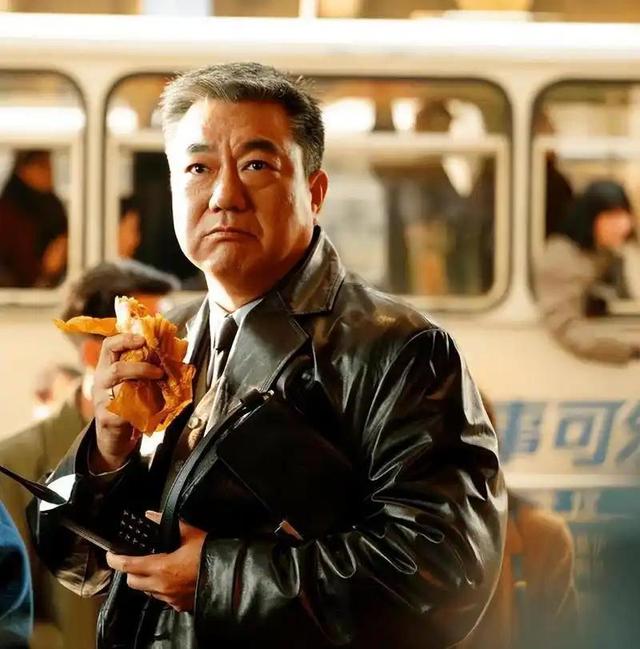 演了一辈子警察，穷得靠老朋友刘丹接济，45岁被嫂子“逼婚”