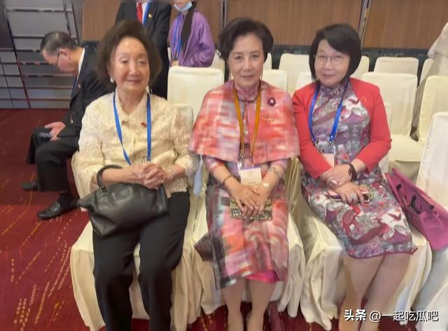 78岁汪明荃在香港出席国庆升旗仪式和庆祝酒会，穿衣打扮雍容华贵
