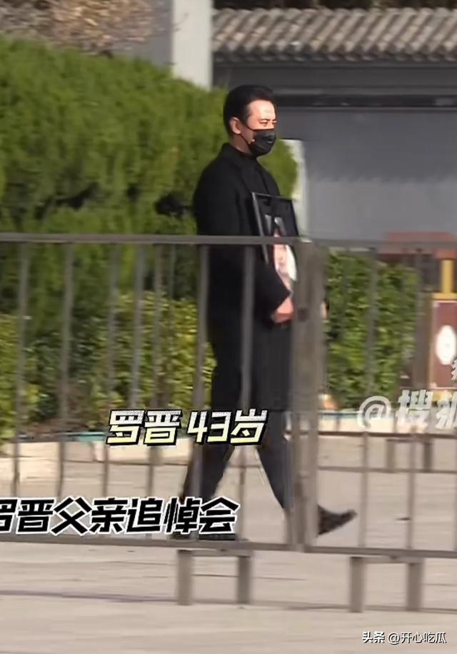 唐嫣和罗晋同框聊天，两人穿一样的黑大衣	，带老家亲戚去饭店吃饭