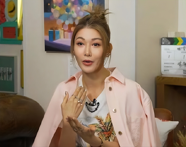 陪玩陪睡只是冰山一角	，合同纠纷，陪客旅行，舔手指	，个个都荒唐