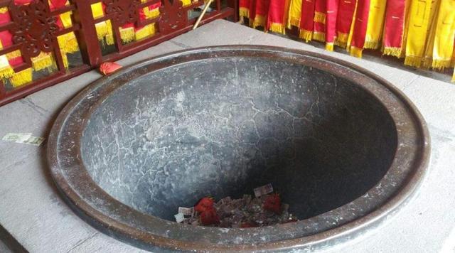 中国有一寺庙，庙不大，却有武警24小时站岗，究竟有何过人之处？