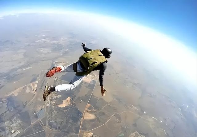 为何发生空难时，航空公司宁可赔掉几十亿，也不许乘客跳伞逃生？