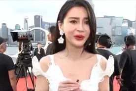 35岁杨颖上台颁奖，港媒“有意”关掉美颜，baby颜值翻车了图片