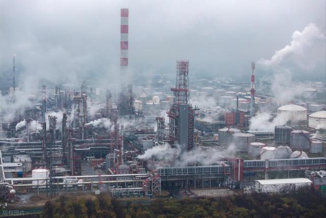 金价被喊到5000美元	、油价跌回6元！这轮全球价表在提醒什么？