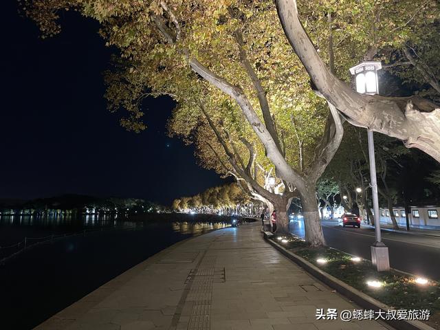 来杭州西湖边名山吧，10分钟登顶，日游夜逛均免费，还可一眼西湖