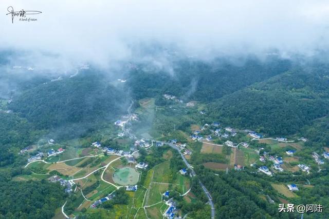 国庆期间,路上很多小车都插起了红旗,我没道具只好在国道上一躺
