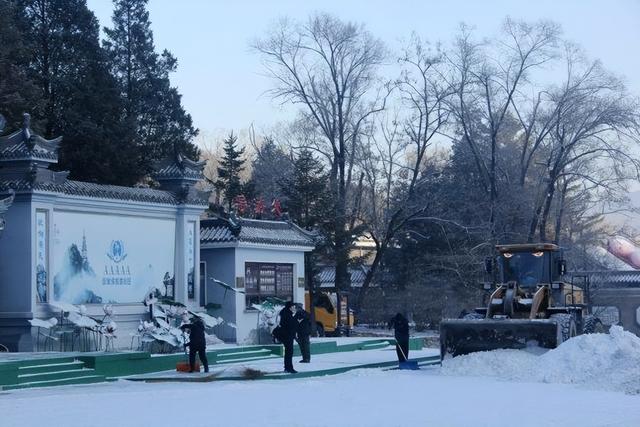 千山风景区人机协同清雪