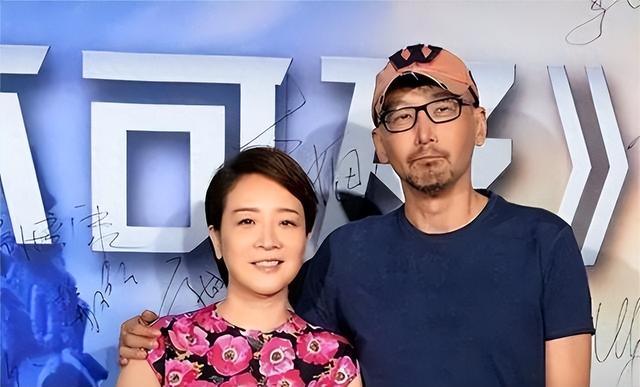 她是国家一级女演员，多次给坐轮椅丈戴绿帽，如今儿子也是演员