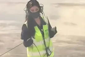 太美了！机场的地勤小姐姐因长相太美而走红，长相酷似一位女明星图片