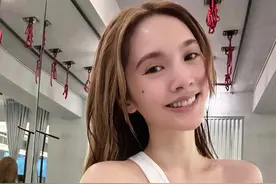 40岁杨丞琳晒瑜伽照，一字肩小蛮腰，真的好少女呀！图片