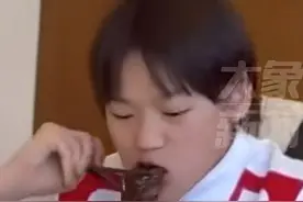 全红婵用筷子吃牛排，不顾眼光大口吃完，边吃边夸好吃！图片