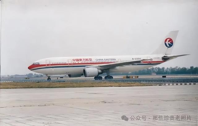 2002年，北京首都机场的飞机