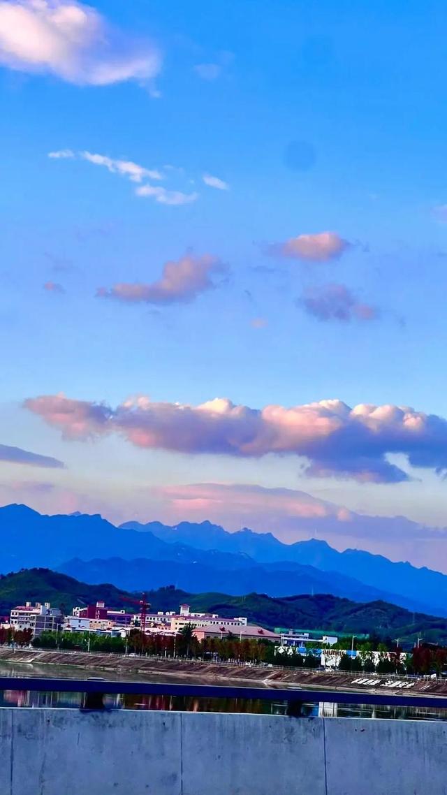 现在的人都很现实，手里没钱，大多数都装不下去了