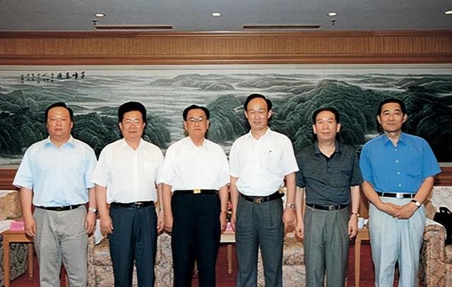 他是华国锋的接班人一心为国操劳，晚年回到家乡当农民