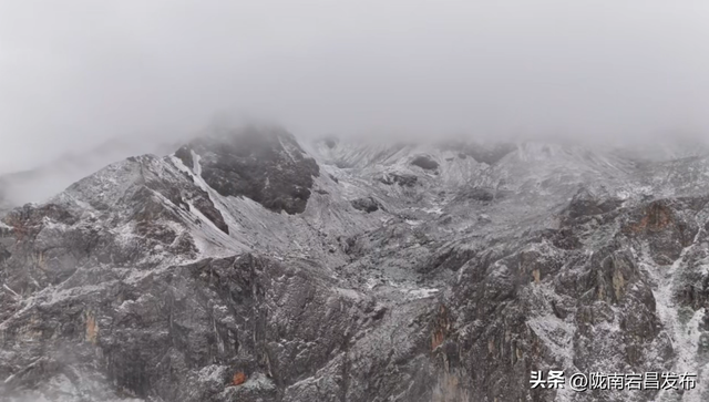 雷古山初雪：云端之上的冰雪絮语