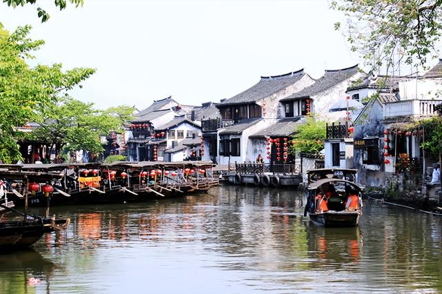 放弃门票，营收反而暴涨，同样都是古镇，命运为何天差地别？