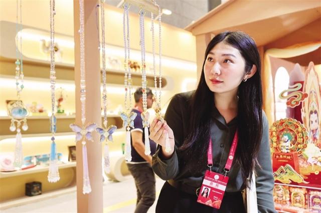 【2025相约敦煌】多元文化交融 打造文旅新名片酒泉文创展精彩亮相第八届丝绸之路（敦煌）国际文化博览会