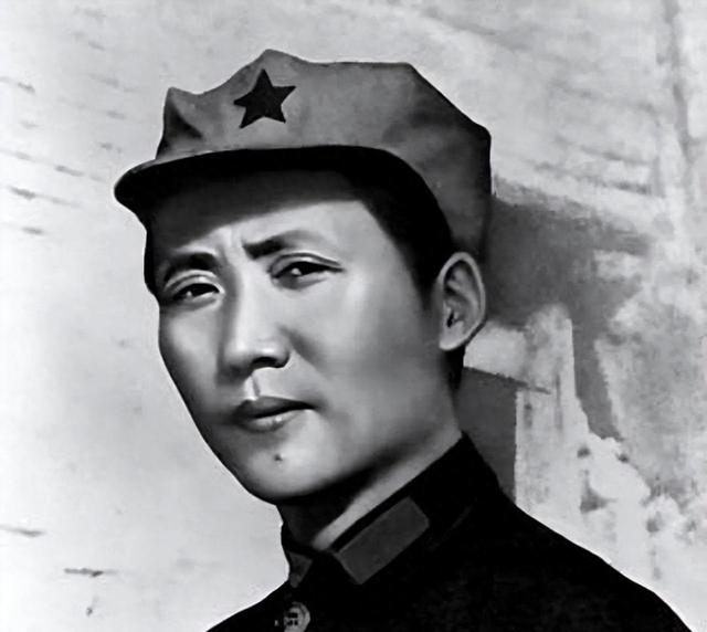 天安门城楼上，先后挂过12个人的画像，除了毛主席外，还有谁？