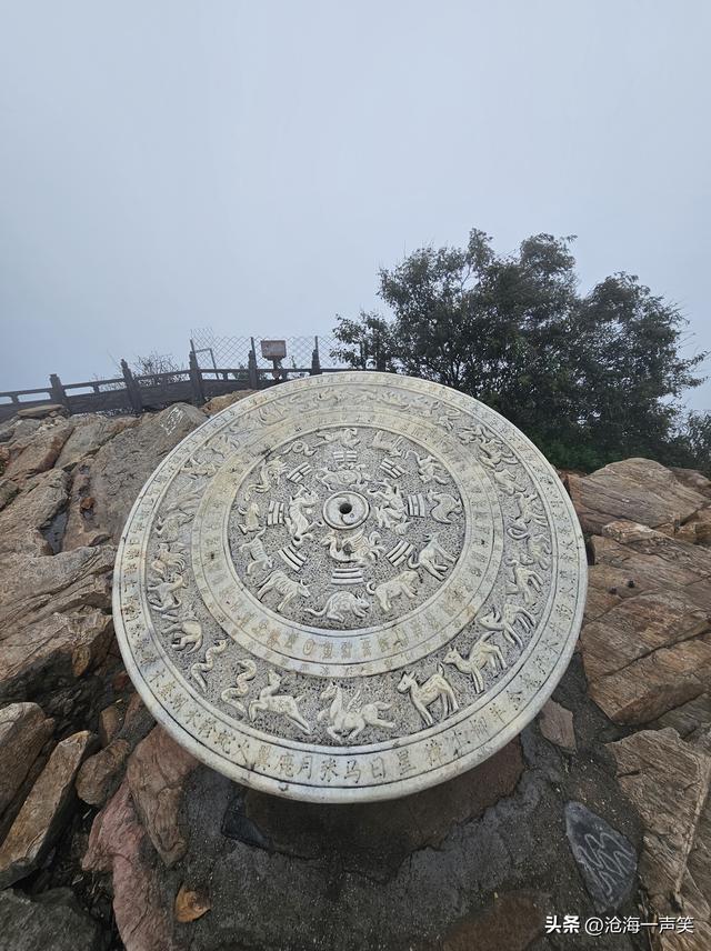 始祖山黄帝迎日蜂日晷，既可以观看东升的日出，又可以俯瞰大地
