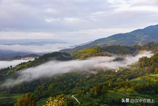 汉中云峰寺日出：金光照破雾千层，半是仙踪半是尘​！
