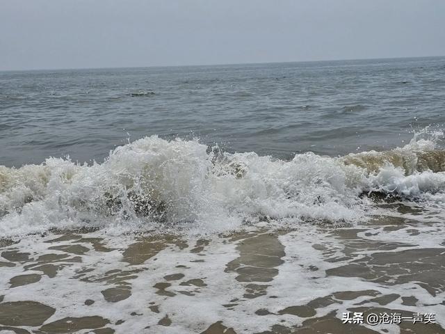 波涛滚滚，滚滚浪花，浪声阵阵，陶醉其中，抓住大海，海边畅游