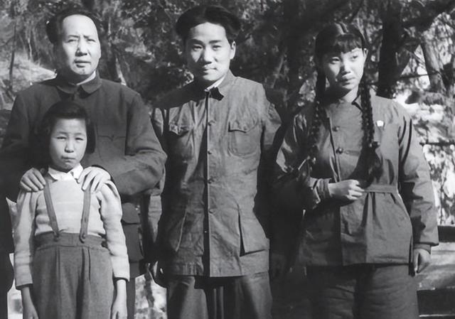 52年李讷学滑冰，工作人员拍下一张父女合影，毛主席眼中充满父爱