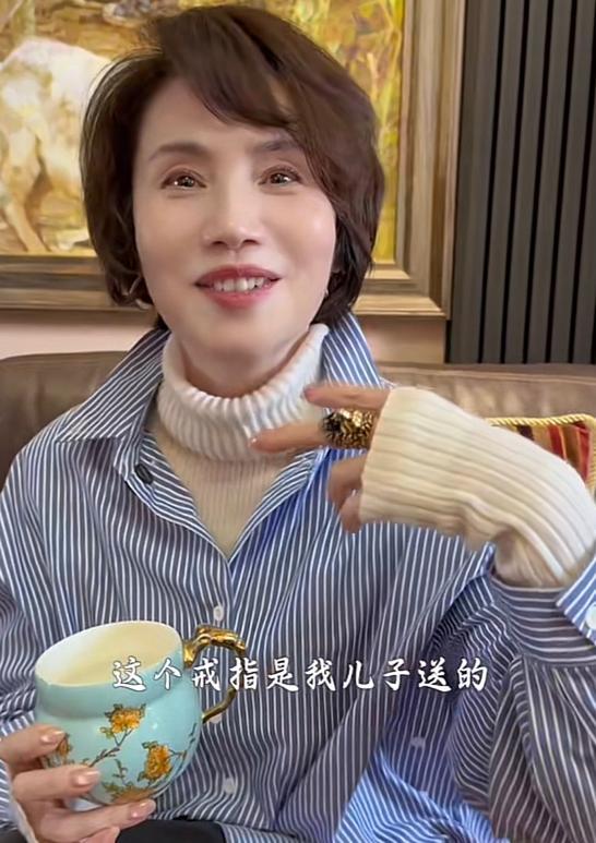 64岁徐俐晒北京小院，和二婚丈夫住农村平房，院子大得能跑步