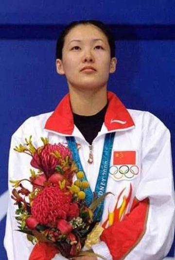 恩爱23年抵不过残酷现实，73岁梁锦松衰老萎缩，47岁伏明霞正美貌