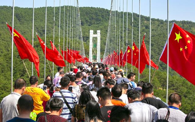 5年倒闭10家A级景区，年轻人穷游住帐篷，天价景区为啥割不动了