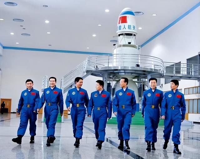 神舟二十号航天员返航因碎片风险紧急推迟，美军武器逼近太空