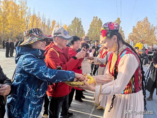 第六届新疆喀什丝路文化胡杨节暨泽普县第十六届金湖杨旅游文化季开幕