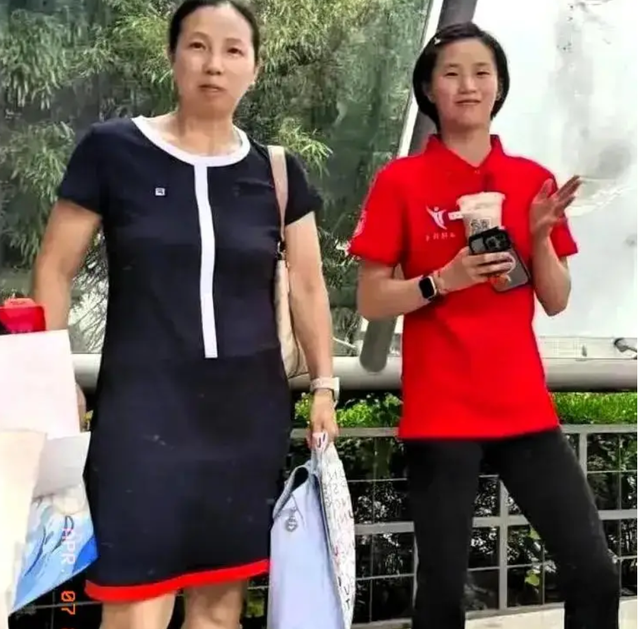 同是冠军父母，陈芋汐父母夸女儿很自律，全红婵母亲却说：胖点好