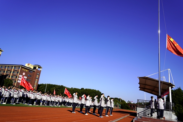 駐馬店市樹人高中舉行高考沖刺動(dòng)員大會(huì)暨期中聯(lián)考表彰活動(dòng)