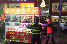 “十一”假期不打烊 彩塔夜市“红蓝连心”暖了游客，靓了沈城图片