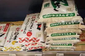 这边背米回家，那边积极出口，日本大米价格一波更比一波高图片