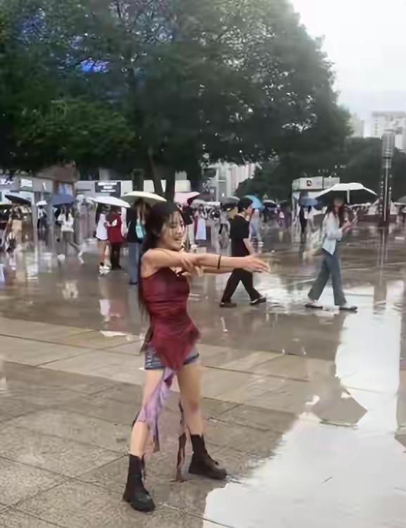 从家暴地狱到千万网红，阿梓的“恶龙咆哮”究竟藏着多少眼泪？