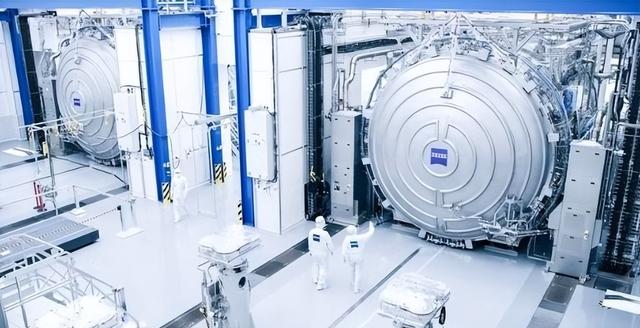 450台光刻机，2153亿！荷兰正式宣布，外媒：ASML开始秋后算账了