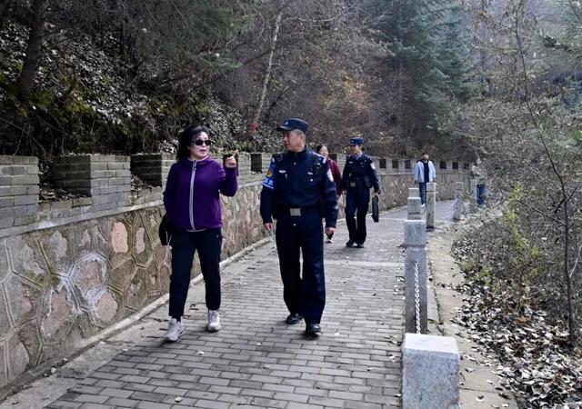 石佛沟的秋日浪漫：不止层林尽染，还有“导游式”民警护你赏秋无忧