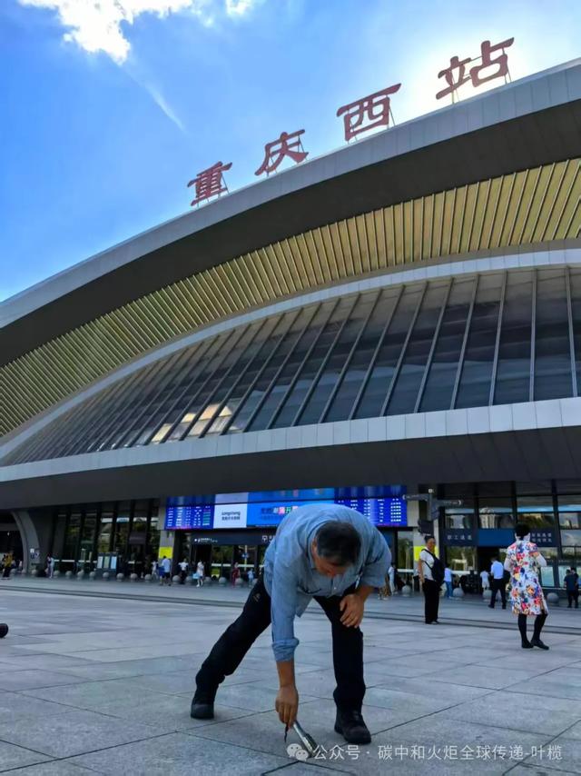 “气候会客厅”重庆西站举行,当代徐霞客吴涛谈北纬30度气候线