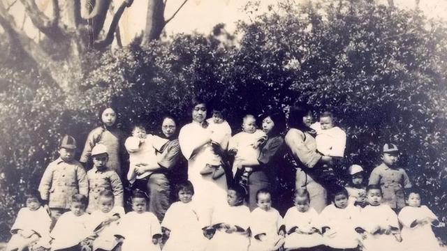 2002年，董健吾后人与刘思齐对簿公堂，揭开了毛岸英在上海的遭遇