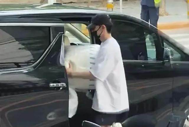 邓伦去北京寺庙祈福被偶遇，一身黑色打扮，双手放在肚子上很拘束