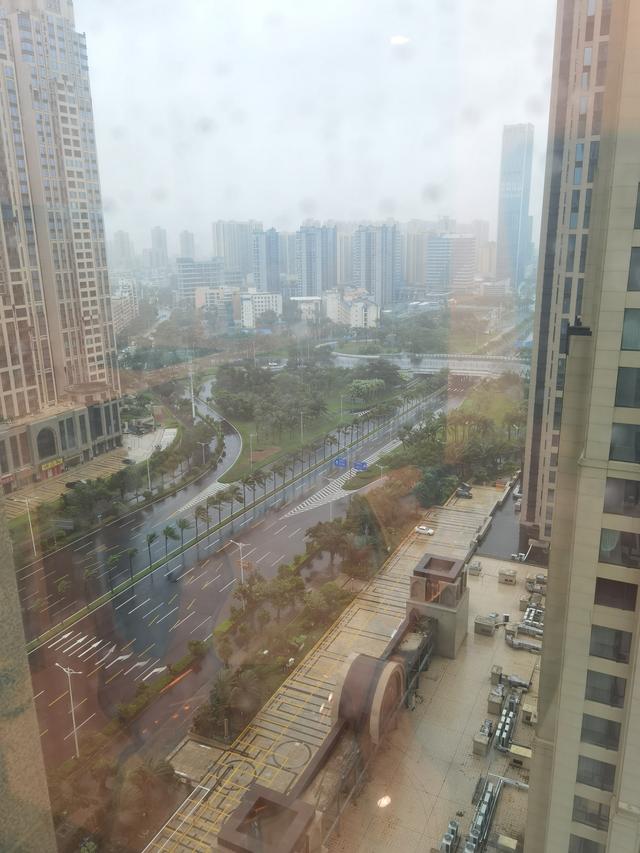 麦德姆登陆海南岛前的晚霞如火，肆意晕染着天际