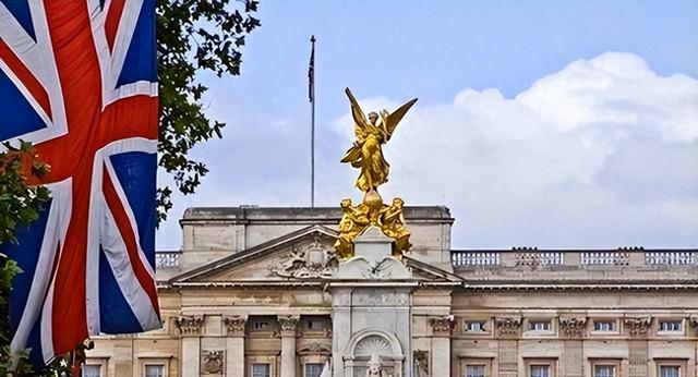 又让张召忠说中了？东拼西凑550亿建的2艘航母，如今彻底成为累赘