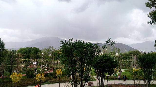 拉萨药王山北面团结公园，今年新竣工开放，雨中漫步眺望布达拉宫