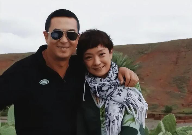 与王海燕离婚传闻真相大白1年，55岁张嘉益近况曝出，一点不意外