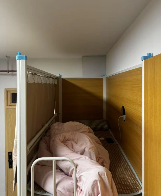 “这跟住棺材有什么区别”，6500块的大学宿舍照，让考生疑惑不解