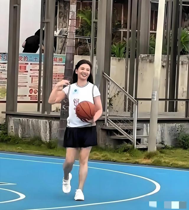 47岁刘涛三亚球场打球，身材很好但法令纹很重，曾经的女神也老了