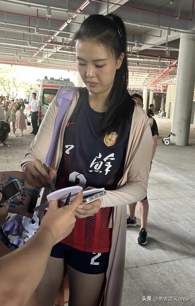 张常宁现身女排锦标赛, 耐心给粉丝签名人气超高, 脸又小又精致好美